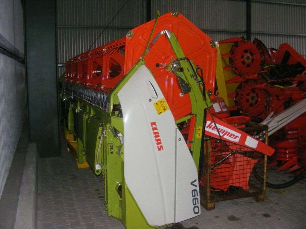 CLAAS V 660 reaper