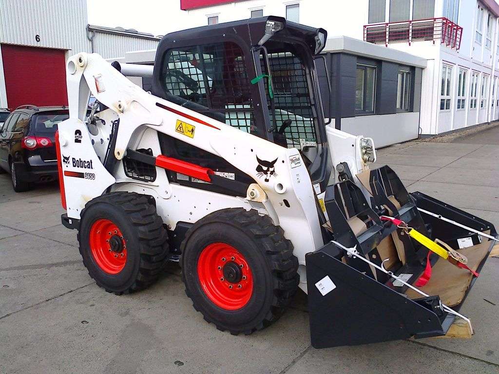 BOBCAT S650 skid steer - Photo 2