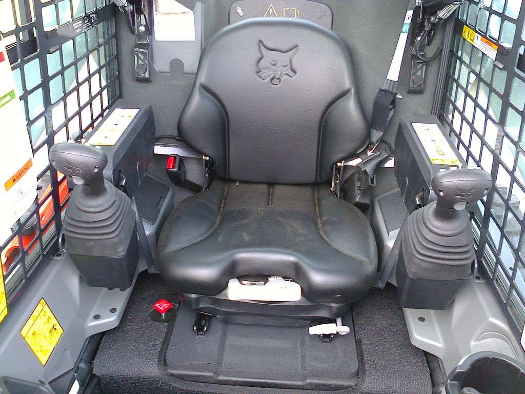 BOBCAT S650 skid steer - Photo 18