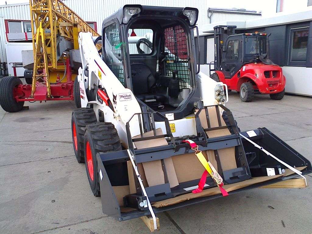 BOBCAT S650 skid steer - Photo 3