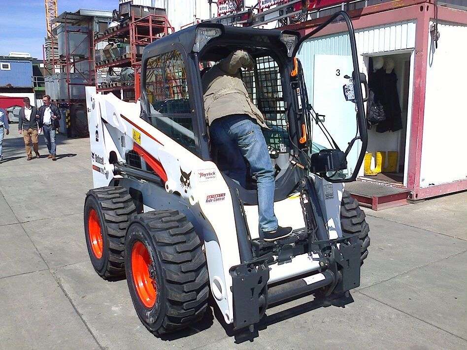 New BOBCAT S630 skid steer - Photo 3