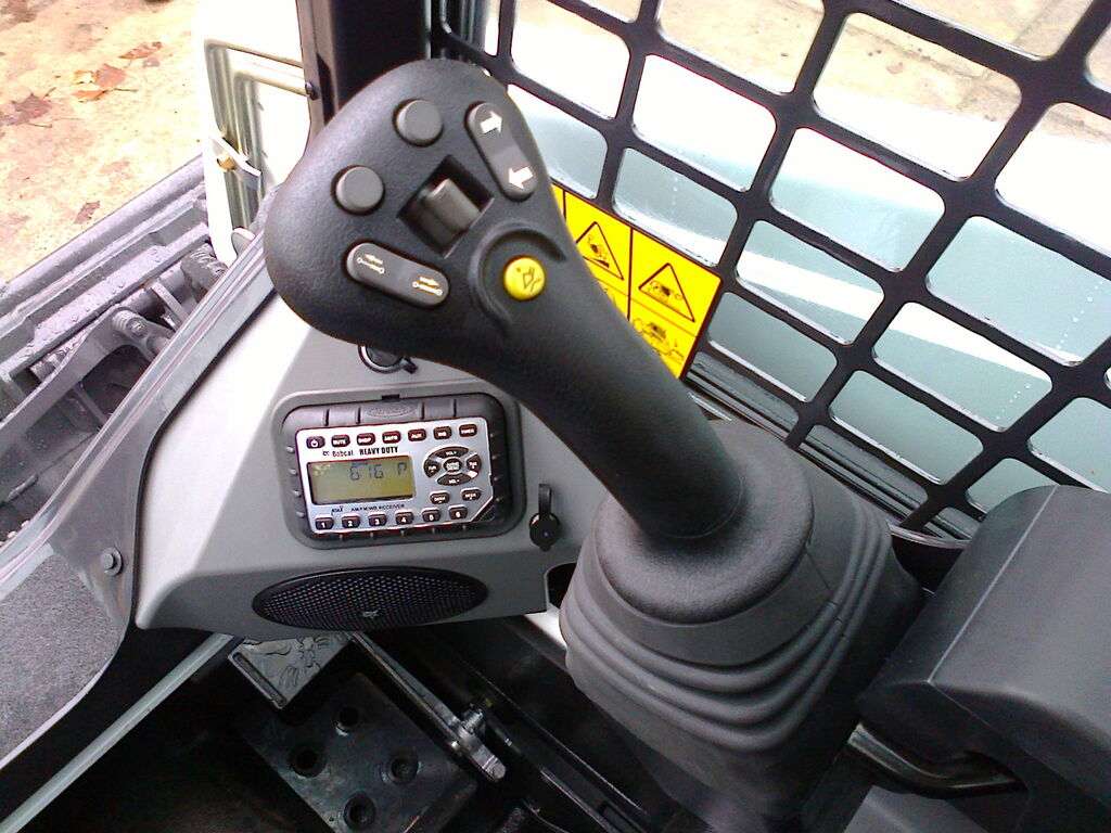 New BOBCAT S450 skid steer - Photo 17