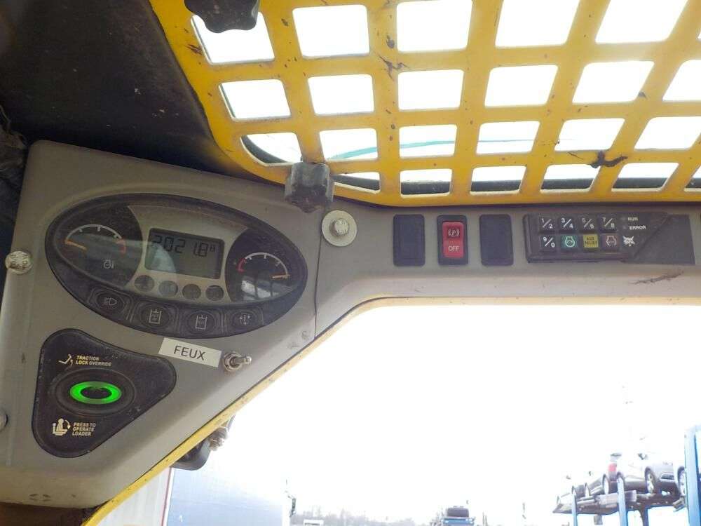 BOBCAT S100 skid steer for sale by auction - Photo 12