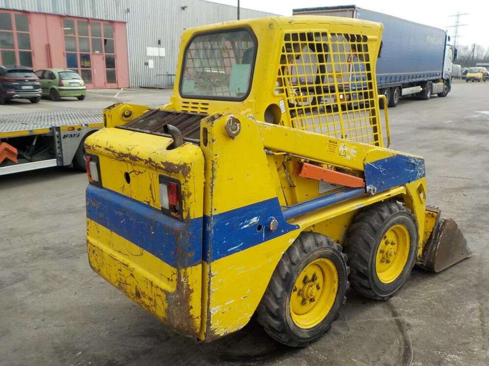 BOBCAT S100 skid steer for sale by auction - Photo 3