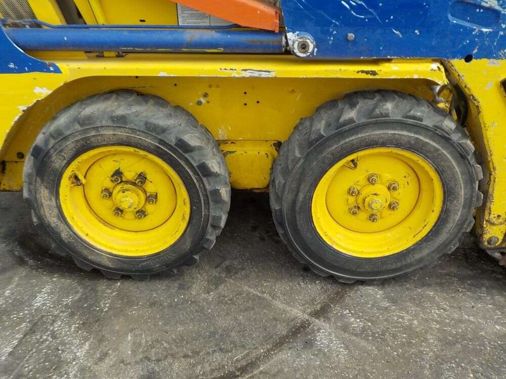 BOBCAT S100 skid steer for sale by auction - Photo 5