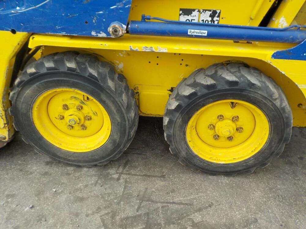 BOBCAT S100 skid steer for sale by auction - Photo 6