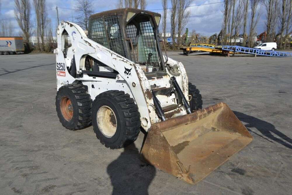 BOBCAT S250 skid steer for sale by auction - Photo 4