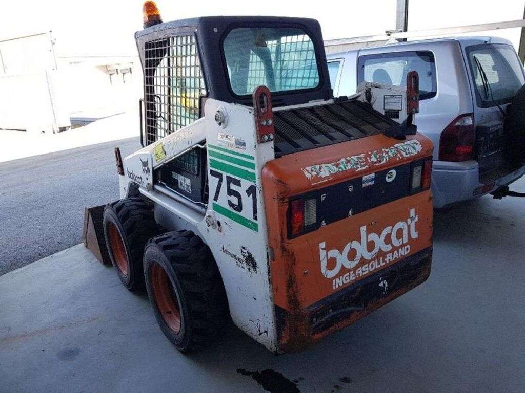 BOBCAT 751 skid steer - Photo 2