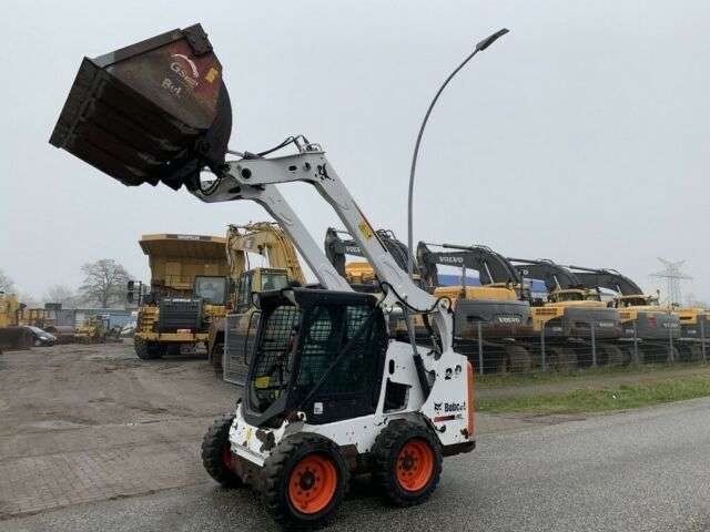 BOBCAT S 590 skid steer