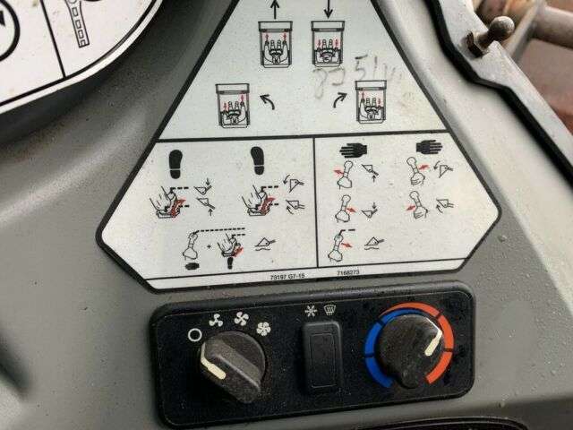 BOBCAT S 590 skid steer - Photo 11