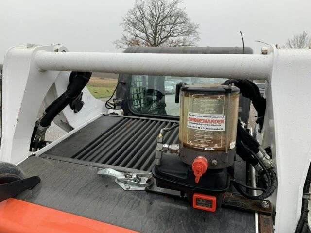 BOBCAT S 590 skid steer - Photo 18
