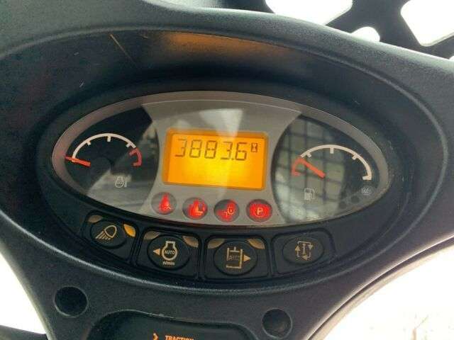 BOBCAT S 590 skid steer - Photo 9