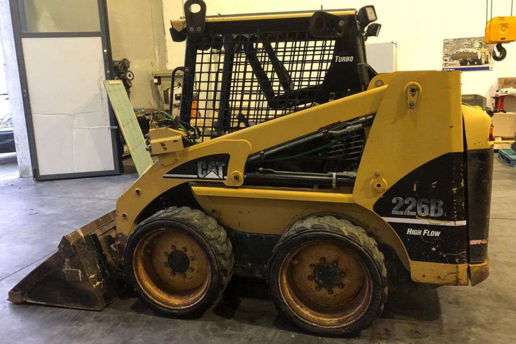 CATERPILLAR 226B skid steer