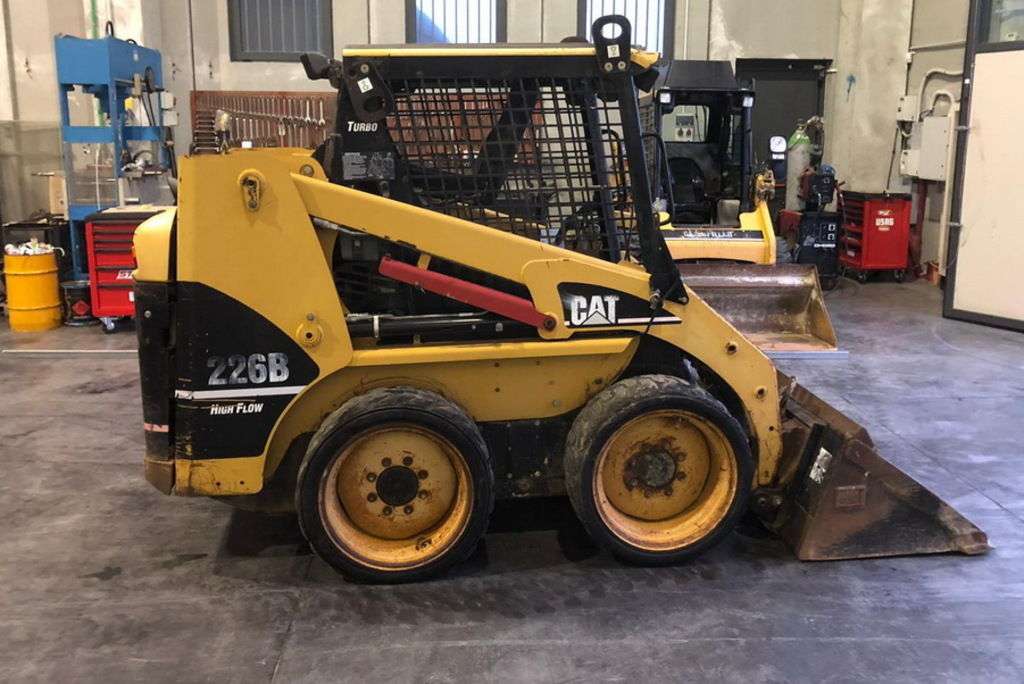CATERPILLAR 226B skid steer - Photo 3