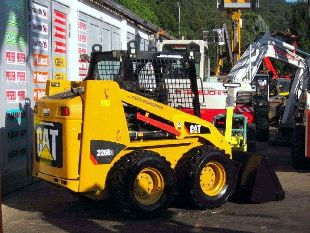 CATERPILLAR 226-B3 skid steer - Photo 2