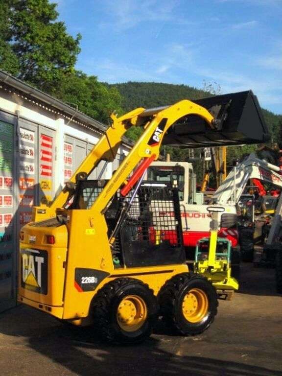 CATERPILLAR 226-B3 skid steer - Photo 3