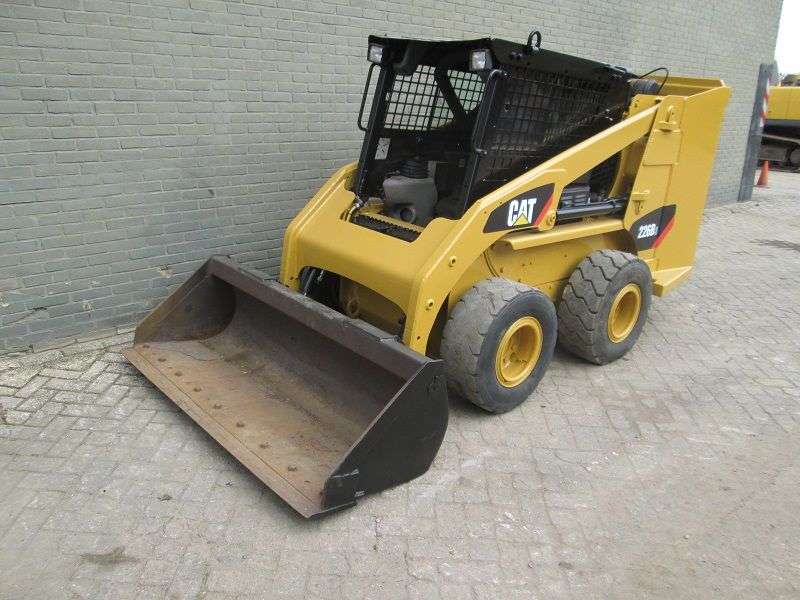 CATERPILLAR 226B skid steer - Photo 2