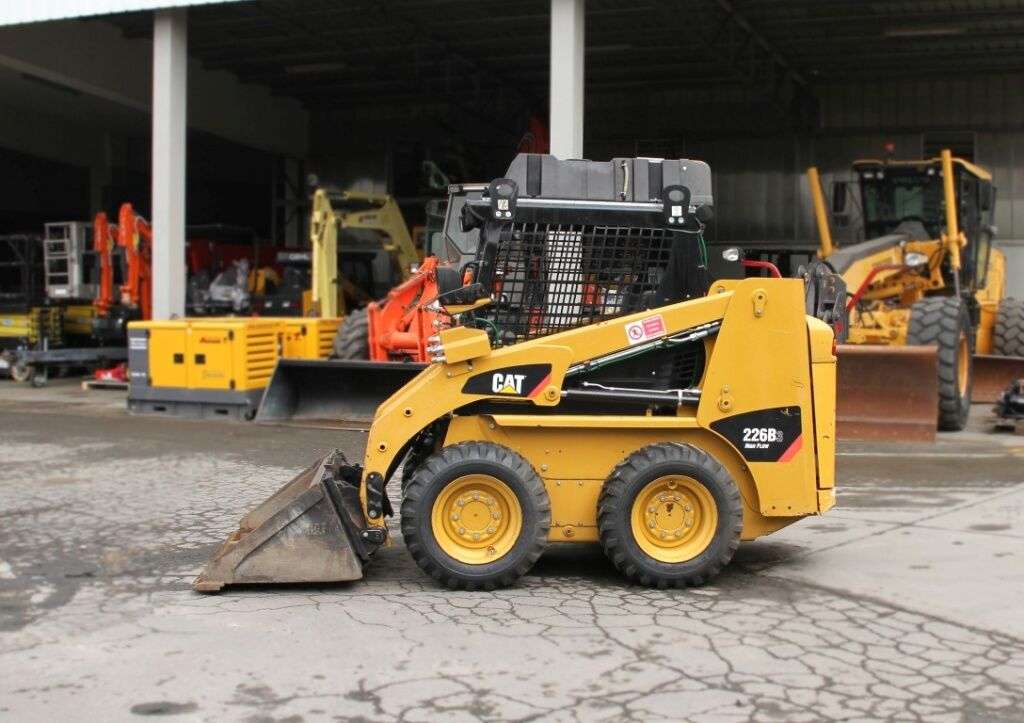 CATERPILLAR 226B3 skid steer - Photo 2