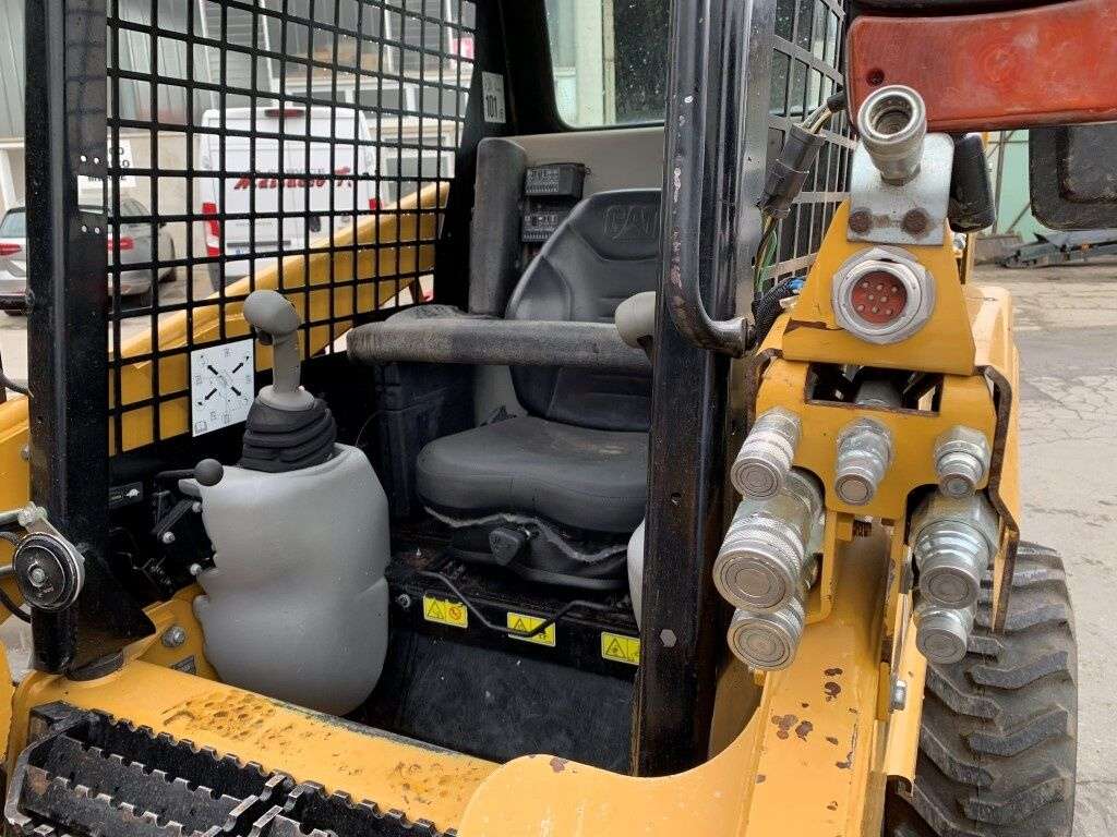 CATERPILLAR 226B3 skid steer - Photo 7