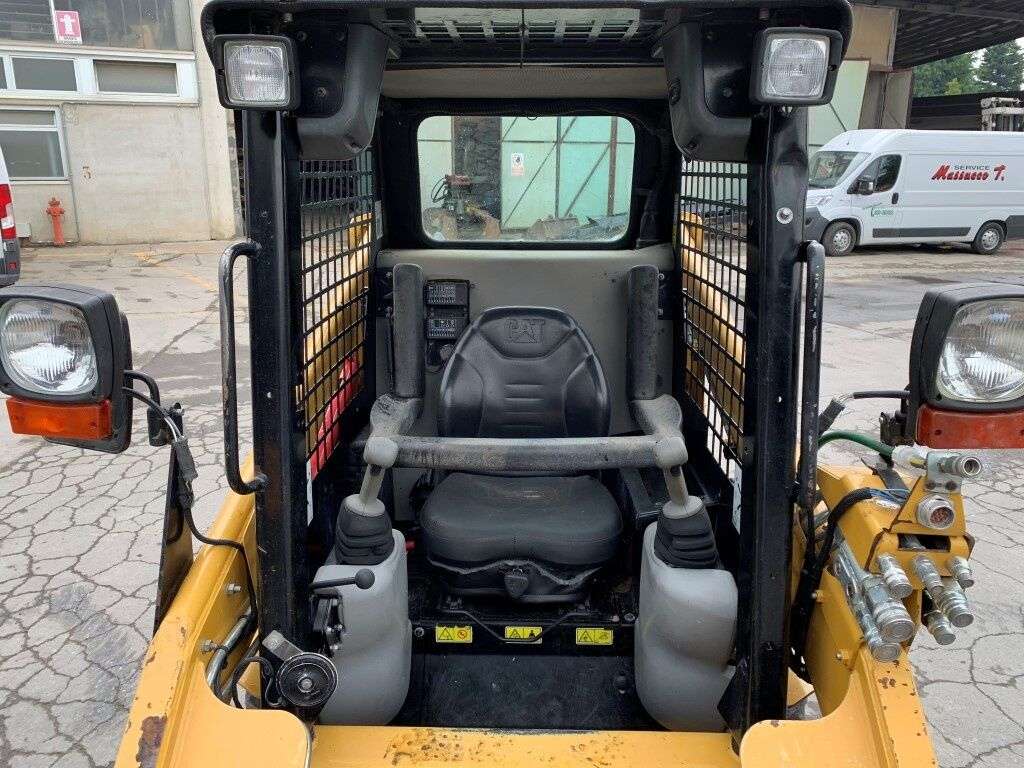 CATERPILLAR 226B3 skid steer - Photo 8