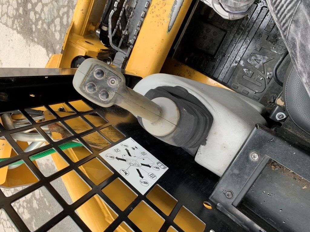 CATERPILLAR 226B3 skid steer - Photo 10