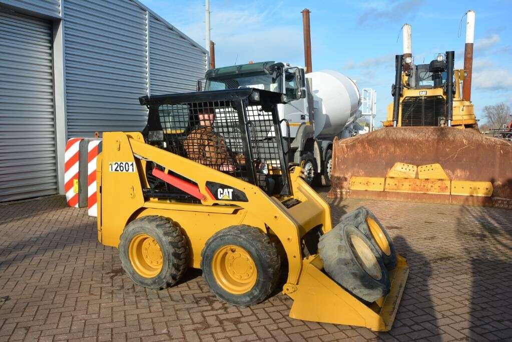 CATERPILLAR 226 B 3 skid steer - Photo 2