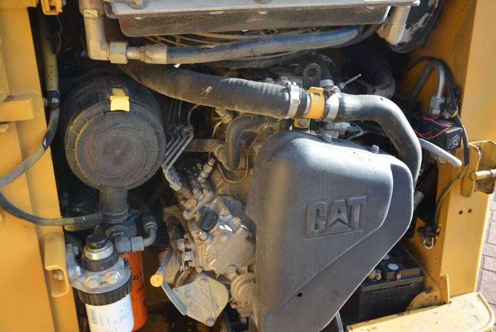 CATERPILLAR 226 B 3 skid steer - Photo 7